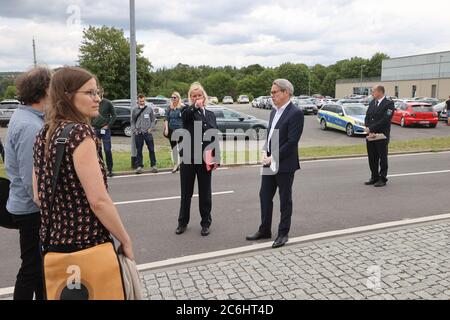 10 juillet 2020, Thuringe, Meiningen: Le ministre de l'intérieur Georg Maier (SPD) (2e à partir de la droite) s'entretient avec les porte-parole de la politique intérieure des factions parlementaires de l'État et conseiller de police Heike Langguth, chef du centre de formation de la police thurinoise (3e à partir de la droite) en Thuringe, Et d'autres députés lors de sa visite au centre de formation de la police de Thuringe. Ils discuteront du contenu de la formation et des projets relatifs à la lutte contre la discrimination et à la prévention de l'extrémisme. Photo: Bodo Schackow/dpa-Zentralbild/dpa Banque D'Images