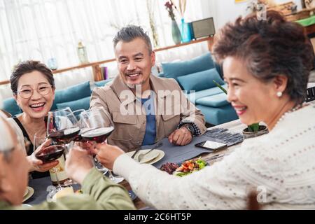Couples heureux d'âge moyen réunis pour le dîner Banque D'Images