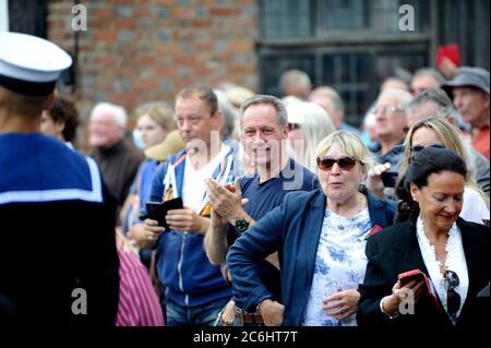 Ditchling Sussex UK 10 juillet 2020 - les résidents bordent les rues de Ditchling comme le cortège funéraire de Dame Vera Lynn passe aujourd'hui . La chanteuse Dame Vera Lynn, connue sous le nom de Forces Sweetheart, est décédée à l'âge de 103 le 18 juin : crédit Simon Dack / Alamy Live News Banque D'Images