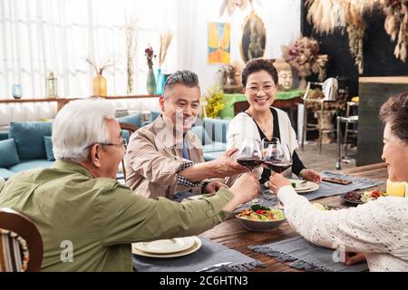 Des toasts heureux pour les couples d'âge moyen Banque D'Images