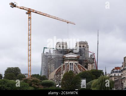 Paris, France. 10 juillet 2020. La cathédrale notre Dame de Paris est en réparation après avoir été gravement endommagée par un incendie en avril dernier à Paris, France, le 10 juillet 2020. Crédit: Gao Jing/Xinhua/Alay Live News Banque D'Images