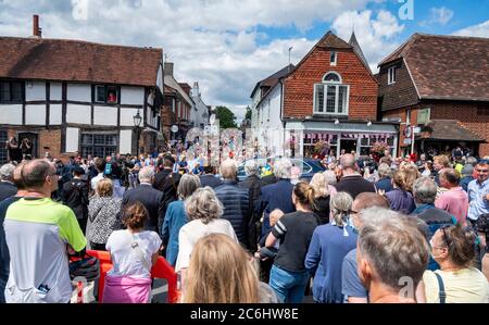 Ditchling Sussex UK 10 juillet 2020 - les résidents bordent les rues de Ditchling comme le cortège funéraire de Dame Vera Lynn passe aujourd'hui . La chanteuse Dame Vera Lynn, connue sous le nom de Forces Sweetheart, est décédée à l'âge de 103 le 18 juin : crédit Simon Dack / Alamy Live News Banque D'Images