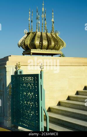 Maroc, Rabat, pots en bronze décorés de riches sur les marches du mausolée d'Hassan V. Banque D'Images