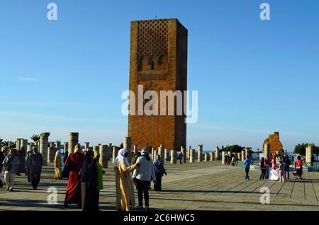 Rabat, Maroc - 18 novembre 2014 : touristes non identifiés à la Tour Hassan aka Hassan, marque de terre du site du patrimoine mondial de l'UNESCO Banque D'Images