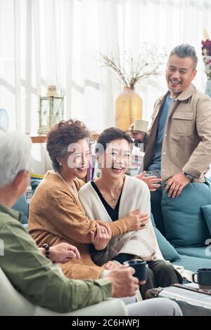 Les personnes âgées dans le chat heureux d'une tasse de thé Banque D'Images