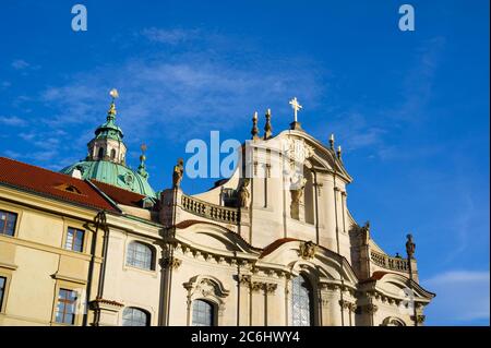 Eglise de Saint Nicolas ( kostel svateho Mikulase ), petite ville ( Mala Strana ), Prague, République Tchèque / Tchéquie - magnifique bâtiment sacré construit en Banque D'Images