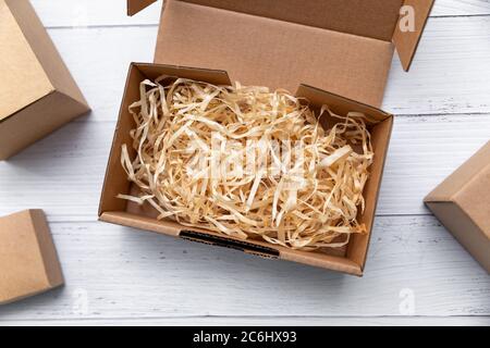 conception de l'emballage - boîte en carton avec copeaux de bois. vue du dessus Banque D'Images