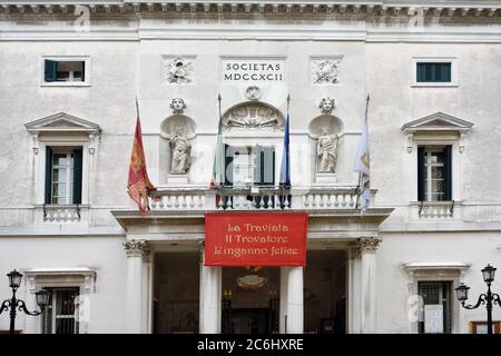 VENISE, ITALIE - 25 septembre 2014 : affiche de l'opéra la Traviata sur la façade le théâtre de Venise, célèbre opéra - Teatro la Fenice di Venezia. Fondée Banque D'Images