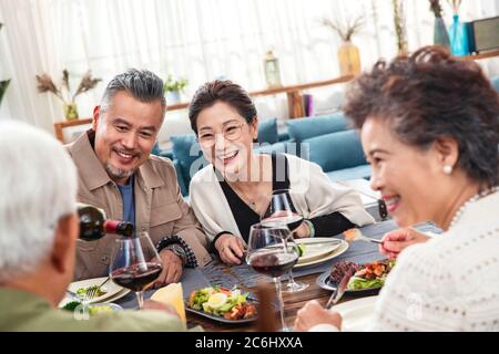 Un bon vieux couple dans le salon pour dîner ensemble Banque D'Images