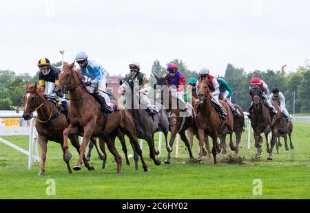 Hambourg Horn, Allemagne. 10 juillet 2020. Courses hippiques: Gallop, Derby Hamburg: Sous la pluie, les jockeys gallop sur leurs chevaux à travers la piste. En raison de la pandémie de Corona, la réunion galloop est raccourcie à trois jours et a lieu sans spectateurs pour la première fois. Crédit : Daniel Bockwoldt/dpa/Alay Live News Banque D'Images