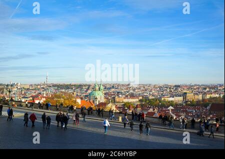 Place Hradcany ( Hradcanske namesti ), Prague, République Tchèque / Tchéquie - touristes méconnaissables marchent sur la place. Panorama de la ville à l'arrière Banque D'Images