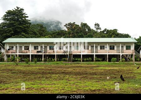 Un gouvernement a parrainé un projet de réinstallation pour les Penan autochtones dans un village de Penan près de la rivière Melinau, Sarawak, Bornéo, Banque D'Images