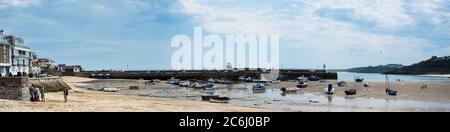 Panorama de la plage à Saint-Ives à marée basse dans les Cornouailles en Angleterre. Banque D'Images