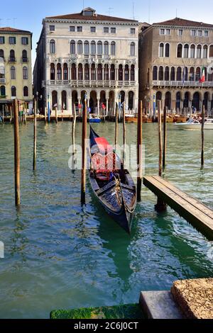 VENISE, ITALIE - 21 SEPTEMBRE 2014 : Grand Canal de Venise et gondole amarrée au coucher du soleil. Les touristes du monde entier apprécient la ville historique de Venise Banque D'Images