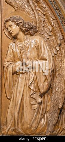 BARCELONE, ESPAGNE - 3 MARS 2020 : le relief de l'ange de l'autel latéral dans le chruque Iglesia Sant Ramon de Penyafort. Banque D'Images