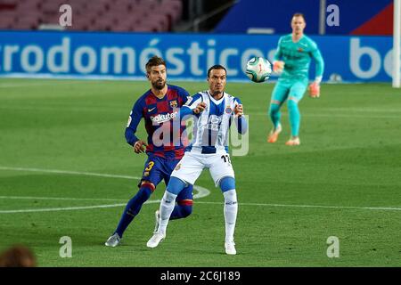 Barcelone, Barcelone, Espagne. 8 juillet 2020. BARCELONE, ESPAGNE - JUIN 23:.Raul de Tomas du RCD Espanyol et Gerard pique du FC Barcelone pendant le match He Liga entre le FC Barcelone et le RCD Espanyol au Camp You le 08 juillet 2020 à Barcelone, Espagne. Crédit : Gerard Franco/DAX/ZUMA Wire/Alay Live News Banque D'Images