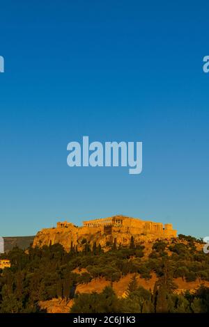Crépuscule vue générale du Parthénon et de l'Acropole antique d'Athènes Grèce de Thissio - photo: Geopix Banque D'Images