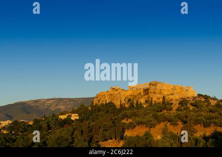 Crépuscule vue générale du Parthénon et de l'Acropole antique d'Athènes Grèce de Thissio - photo: Geopix Banque D'Images