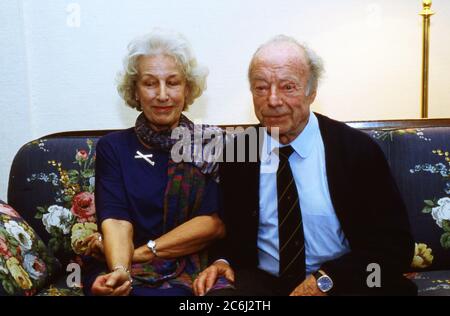 Heinz Rühmann, deutscher Schauspieler und Regeisseur, mit Ehefrau Hertha Droemer, geb. Wohlgemuth, Hambourg, Allemagne 1989. Banque D'Images