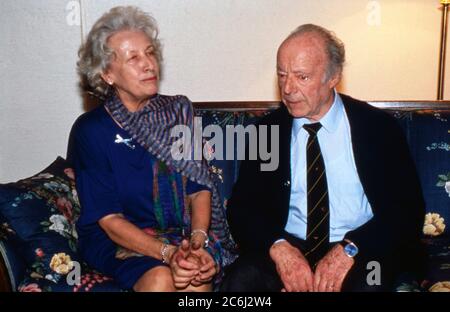 Heinz Rühmann, deutscher Schauspieler und Regeisseur, mit Ehefrau Hertha Droemer, geb. Wohlgemuth, Hambourg, Allemagne 1989. Banque D'Images