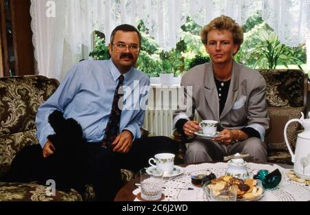 Jonny Prigge, Rutengänger aus der Nähe von Hamburg, und seine Verlobte Ursula trinken Kaffee im Wohnzimmer, Deutschland 1990. Banque D'Images