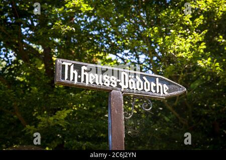 Panneau vers le sentier de randonnée Theodor-Heuss-Paeddchen près de la cathédrale d'Altenberg à Odenthal, Bergisches Land, Rhénanie-du-Nord-Westphalie, Allemagne Wegw Banque D'Images
