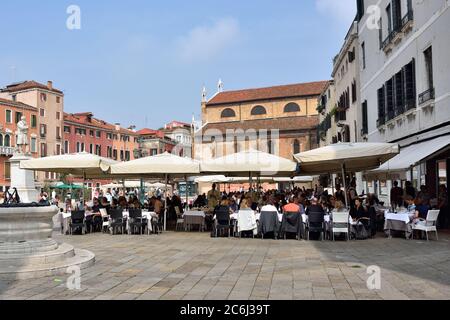 VENISE, ITALIE - 21 SEPT, 2014: Les gens visitent la rue café sur la place S. Stefano à Venise. C'est le café vénitien typique Banque D'Images