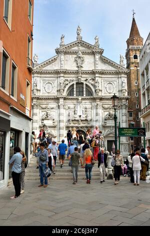 VENISE, ITALIE - 21 septembre 2014 : promenade touristique devant la façade de l'église San Moise le matin. Les touristes du monde entier apprécient la ville historique de Banque D'Images