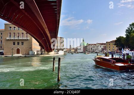 VENISE, ITALIE - 21 SEPTEMBRE 2014 : vue sur le Grand Canal à Venise sous le pont de la Constitution le matin. Le Grand Canal est le plus grand canal Banque D'Images