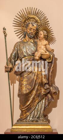 BARCELONE, ESPAGNE - 3 MARS 2020 : statue en polychrome sculpté de Saint-Jospeh dans l'église Parroquia de la Mare de Deu de Nuria à partir de fin 18. Cent. Banque D'Images