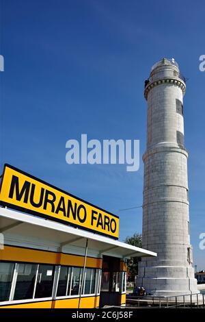 La station de vaporetto appelée 'murano faro' signifie phare sur l'île de Murano. Vue sur la tour du phare, Venise. Site touristique de Veneto regio Banque D'Images