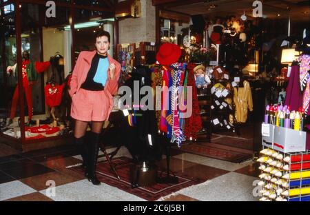 Isolde Tarrach, deutsche Moderatorin und Fernsehansaerin, stöbert BEI einem privaten Fotoschriting durch die Geschäfte in der lobby des Hotel Maritim à Köln, Allemagne 1994. Banque D'Images