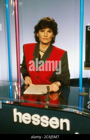 Sabine Elke Geisen, deutsche Fernsehmoderatorin, arbeitet im Studio für die Sendung 'Hessen heute' beim Hessischen Rundfunk à Francfort, Allemagne 1993. Banque D'Images