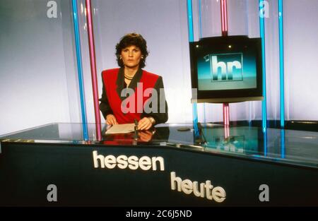 Sabine Elke Geisen, deutsche Fernsehmoderatorin, arbeitet im Studio für die Sendung 'Hessen heute' beim Hessischen Rundfunk à Francfort, Allemagne 1993. Banque D'Images