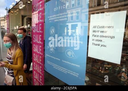 Les acheteurs portent des masques lorsqu'ils quittent les boutiques de Buchanan Street à Glasgow, car il est devenu obligatoire de porter des couvre-visage dans les magasins d'aujourd'hui, alors que l'Écosse continue avec la levée progressive des restrictions pour se détendre. Banque D'Images