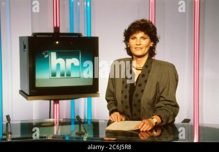 Sabine Elke Geisen, deutsche Fernsehmoderatorin, arbeitet im Studio für die Sendung 'Hessen heute' beim Hessischen Rundfunk à Francfort, Allemagne 1993. Banque D'Images