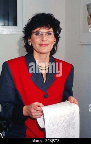 Sabine Elke Geisen, deutsche Fernsehmodératorin, arbeitet in der Redaktion mit für die Sendung 'Hessen heute' beim Hessischen Rundfunk à Francfort, Allemagne 1993. Banque D'Images