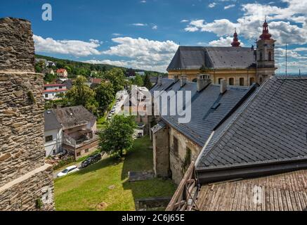 Vue depuis le château, l'église de l'Annonciation à distance, à Sternberk, Moravie, région d'Olomouc, République tchèque Banque D'Images