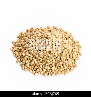 Tas de graines de sarrasin séchées isolées sur fond blanc. Banque D'Images