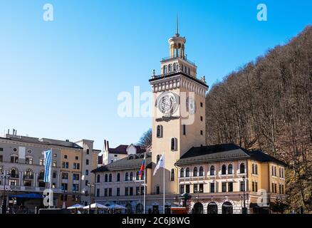 Sotchi, Russie - 4 mars 2020 : station de ski Rosa Khutor. Vue sur l'hôtel de ville avec horloge sur la place Rosa. Paysage urbain Banque D'Images