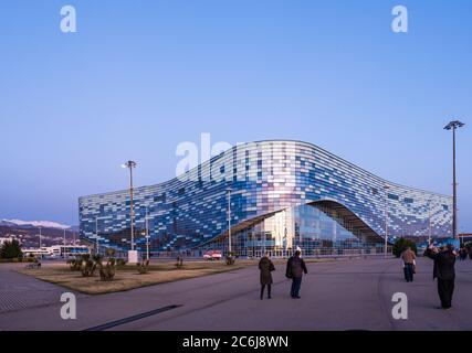 Sotchi, Russie - 4 mars 2020 : dans le Parc olympique Sotchi dans la soirée. Palais des sports de glace Iceberg. Banque D'Images