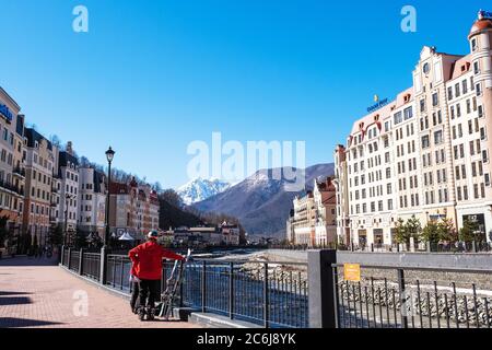 Sotchi, Russie - 4 mars 2020 : station de ski Rosa Khutor. Vue sur la rue, la rivière Mzymta et les montagnes du Caucase. Paysage urbain Banque D'Images