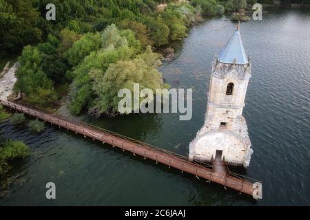 Vue aérienne de la cathédrale de poissons. Ruines d'église submergée situées dans le réservoir de l'Ebro en Cantabrie, dans le nord de l'Espagne. Photo de haute qualité Banque D'Images