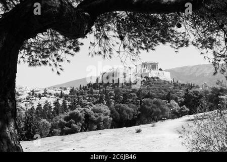 Vue sur l'Acropole depuis la colline des nymphes d'Athènes, Grèce. Paysage grec noir et blanc Banque D'Images