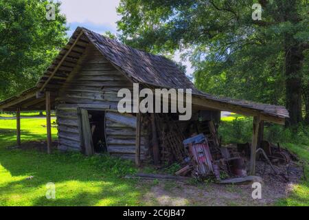 French Camp, Mississippi, États-Unis - 18 juin 2020 : une ancienne construction de rondins sur le terrain de l'Académie du Camp français le long de la Natchez Trace Parkway. Banque D'Images