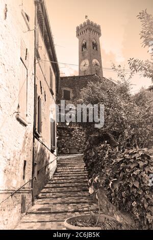 Ancienne rue et clocher de la ville de Santarcangelo di Romagna, province de Rimini, Italie. Photographie noir et blanc sépia, style vintage Banque D'Images