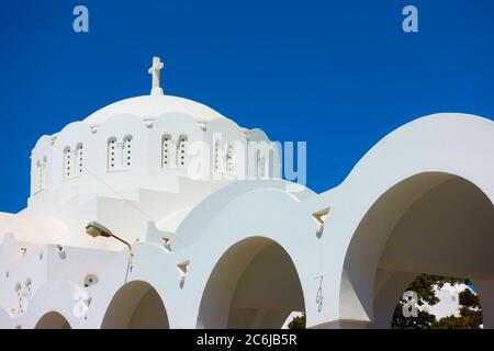 Dôme de la cathédrale orthodoxe métropolitaine de Fira (Thera), Santorin, Grèce Banque D'Images