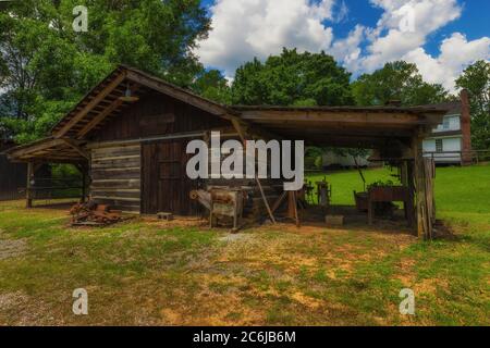 French Camp, Mississippi, États-Unis - 18 juin 2020 : un ancien bâtiment de forgeron en rondins sur le terrain de l'Académie du Camp français le long de la Natchez Trace Parkway. Banque D'Images