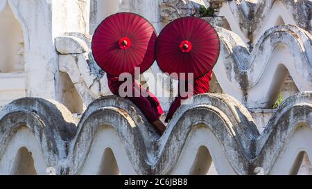 Mingun, Mandalay/ Myanmar- janvier 15,2019: Moines novices au temple blanc de Hsinbyume Banque D'Images