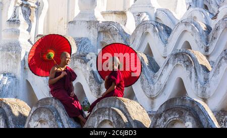 Mingun, Mandalay/ Myanmar- janvier 15,2019: Moines novices au temple blanc de Hsinbyume Banque D'Images